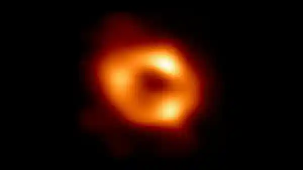 《宇宙巨兽的咆哮：超级黑洞喷射500万光年喷流，星系命运何去何从？》
