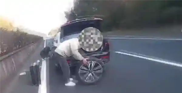 高速惊魂！爆胎男子竟冒险在快车道更换轮胎，害己还害人？