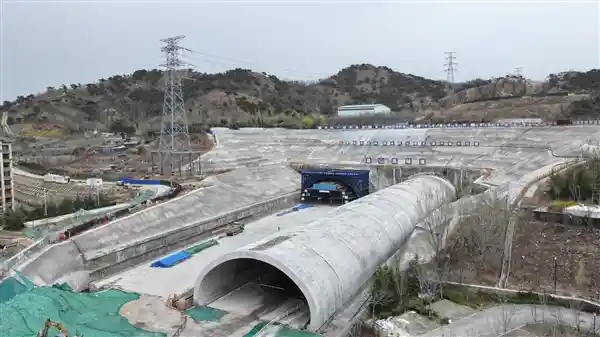 超越篮球场！亚洲最大开挖断面市政交通隧道圆满贯通