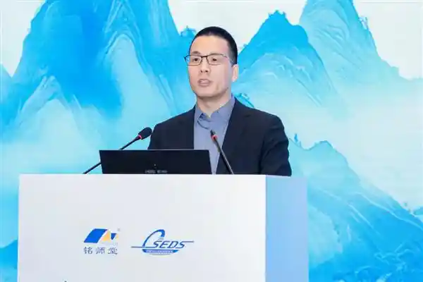 《群英荟萃杭州城，AI热潮点燃县中教育革新风暴》