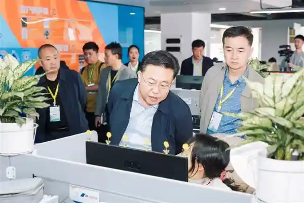 《群英荟萃杭州城，AI热潮点燃县中教育革新风暴》