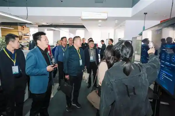 《群英荟萃杭州城，AI热潮点燃县中教育革新风暴》