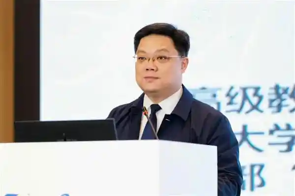 《群英荟萃杭州城，AI热潮点燃县中教育革新风暴》