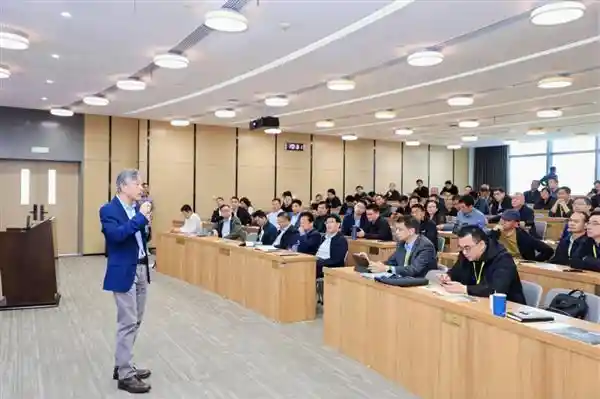《群英荟萃杭州城，AI热潮点燃县中教育革新风暴》