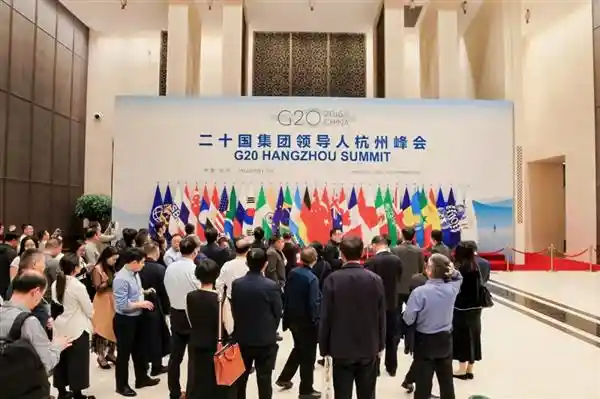 《群英荟萃杭州城，AI热潮点燃县中教育革新风暴》