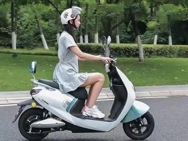 《雅迪问鼎热销榜首，爱玛、九号差距几何？行业深度解密》