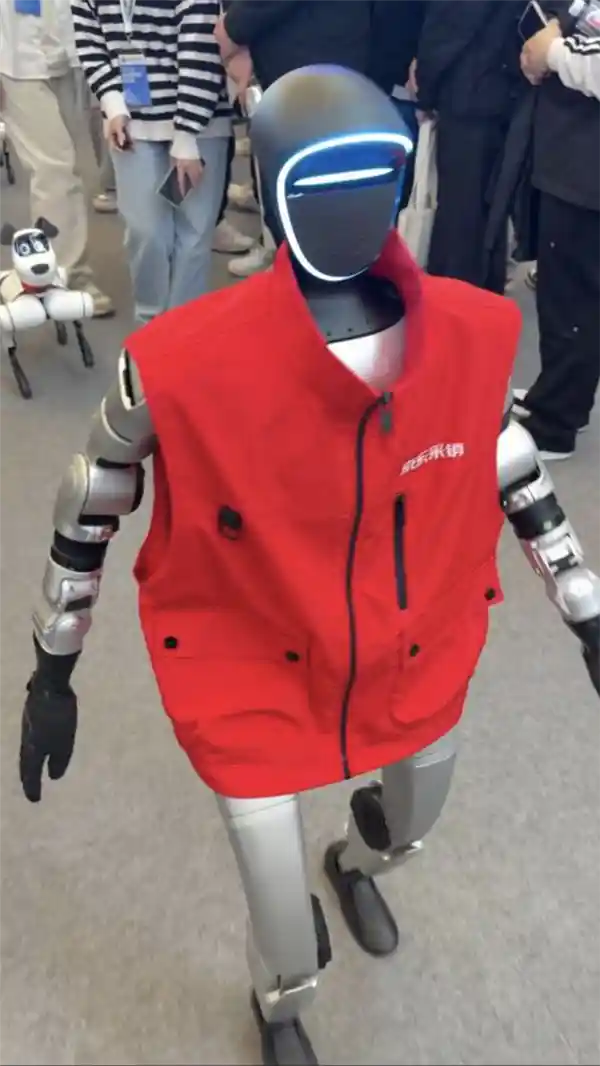 《人形机器人日租过万！租赁行业迎来新金矿》