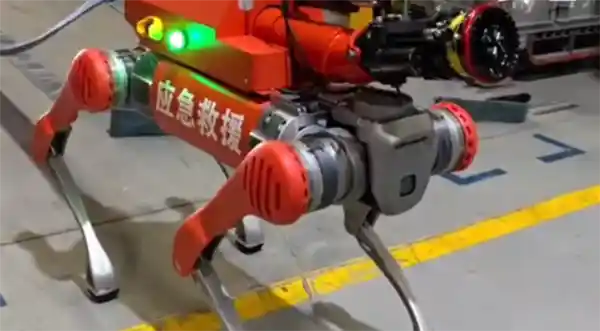 🔥机甲奇兵来袭！宇树机器狗化身移动水炮，助力消防员火场破局先锋！
