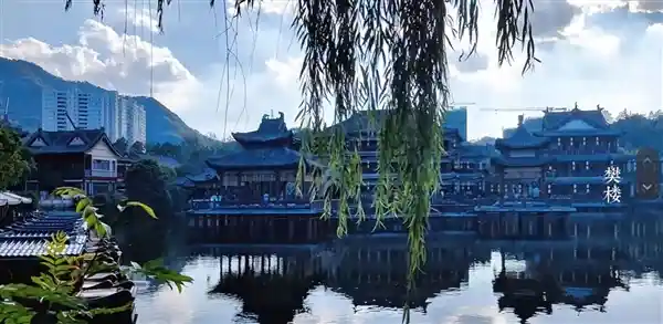 《微短剧掀起风暴！网友调侃：横店秒变竖店》