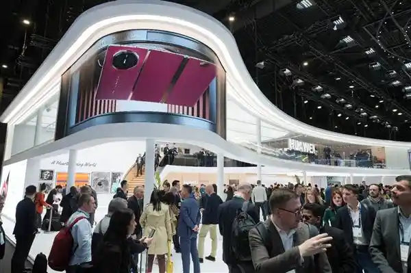 华为亮相MWC 2025，展示全球首款商用三折叠手机，引领科技创新未来趋势