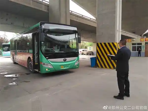 雷军建议：小米SU7 Ultra新能源车牌设计革新，颜值再升级