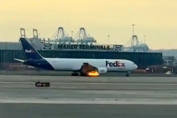 美国波音767发动机撞鸟引发空中大火：紧急报废！