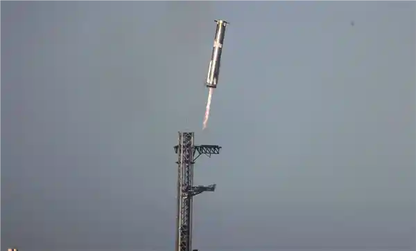 加勒比海上空中惊魂！星际飞船突然爆炸解体，飞机纷纷躲避！