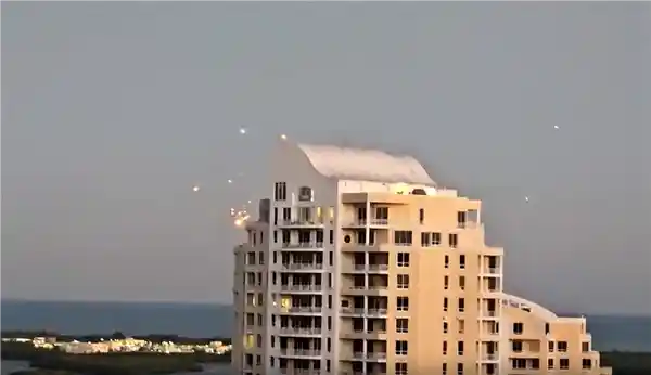 加勒比海上空中惊魂！星际飞船突然爆炸解体，飞机纷纷躲避！
