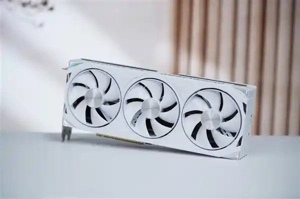 【全新4K游戏震撼登场】RTX 5070踏雪OC显卡引领新趋势