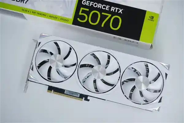 【全新4K游戏震撼登场】RTX 5070踏雪OC显卡引领新趋势