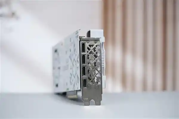 【全新4K游戏震撼登场】RTX 5070踏雪OC显卡引领新趋势