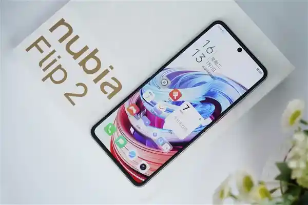 2025年努比亚Flip 2震撼登场！全新小折叠手机亮相