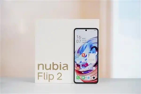2025年努比亚Flip 2震撼登场！全新小折叠手机亮相