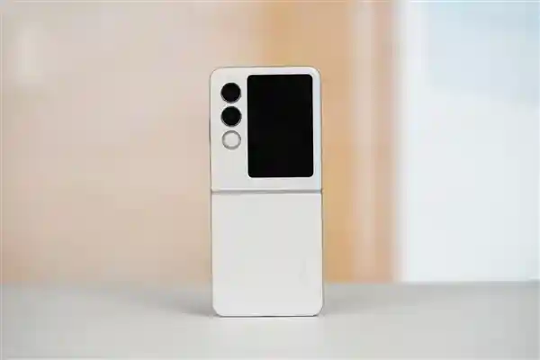 2025年努比亚Flip 2震撼登场！全新小折叠手机亮相