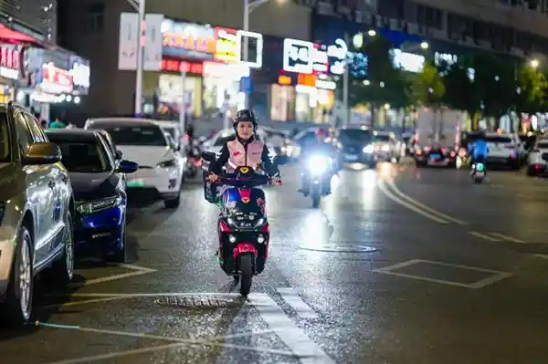 顺丰同城创新服务女骑士：爱美需求与安全保障同等重要
