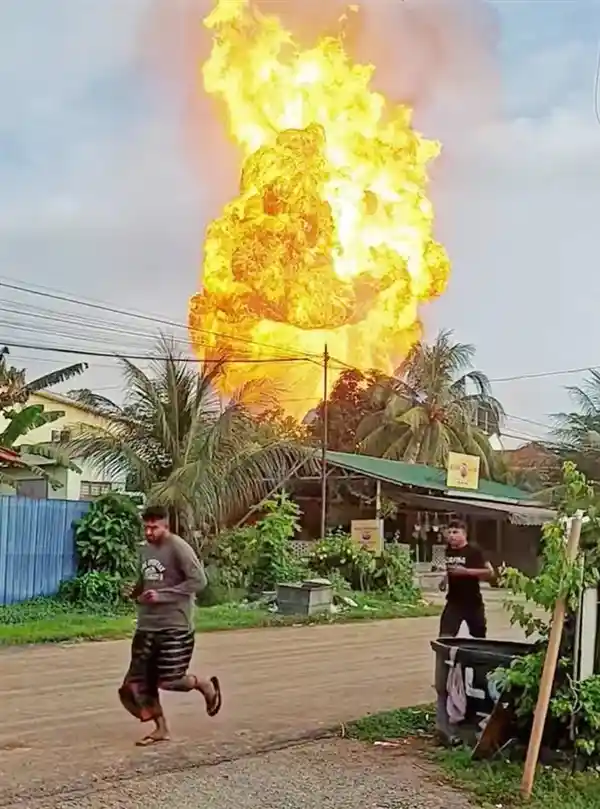 火龙冲天！马来西亚闹市燃气管道爆裂引爆巨型火柱