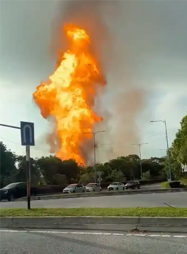 火龙冲天！马来西亚闹市燃气管道爆裂引爆巨型火柱