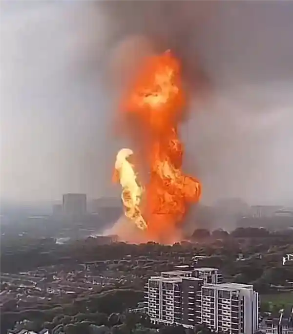 火龙冲天！马来西亚闹市燃气管道爆裂引爆巨型火柱