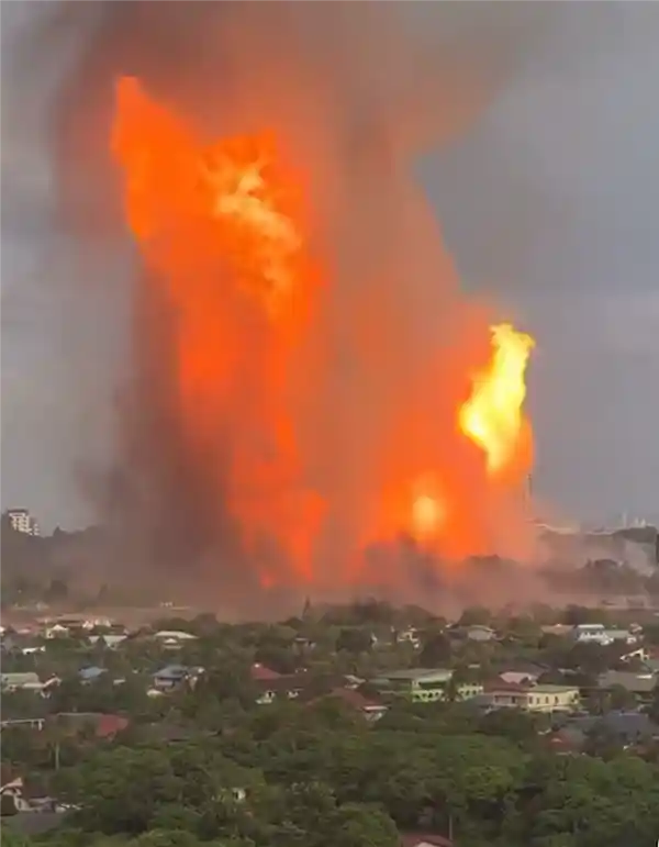 火龙冲天！马来西亚闹市燃气管道爆裂引爆巨型火柱