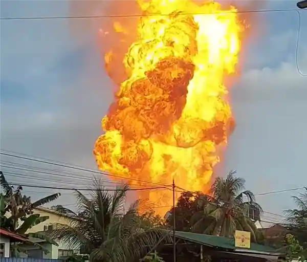 火龙冲天！马来西亚闹市燃气管道爆裂引爆巨型火柱