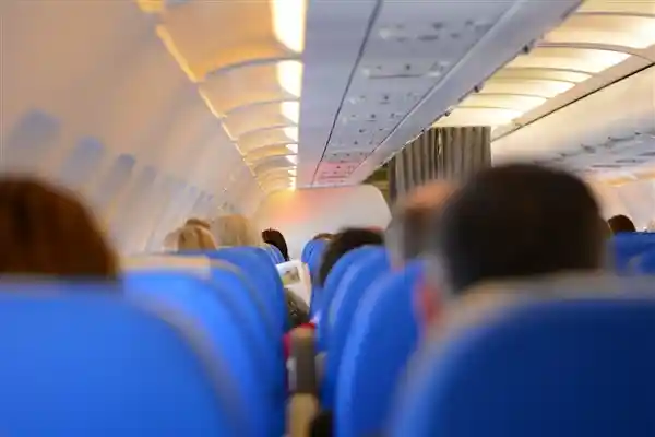 美国航空两架飞机在里根机场跑道上相撞，造成重大事故