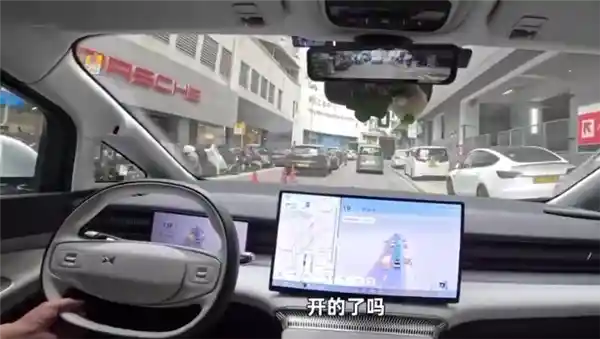小鹏汽车率先在香港实现自主学习智能驾驶技术，引领AI汽车创新