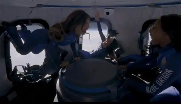 水果姐意外登上太空：星际之旅的奇妙体验