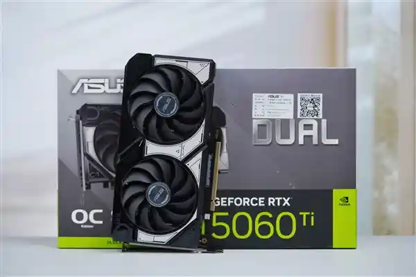 《炫彩双拼设计！华硕RTX 5060 Ti DUAL OC 8GB显卡深度解析与图赏》