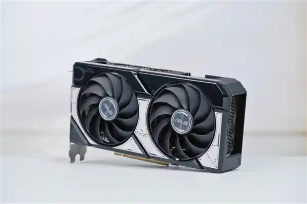 《炫彩双拼设计！华硕RTX 5060 Ti DUAL OC 8GB显卡深度解析与图赏》