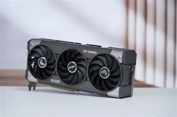 全新硬核登场：华硕RTX 5060 Ti TUF GAMING显卡炫酷图赏