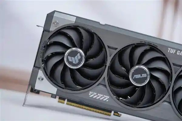 全新硬核登场：华硕RTX 5060 Ti TUF GAMING显卡炫酷图赏