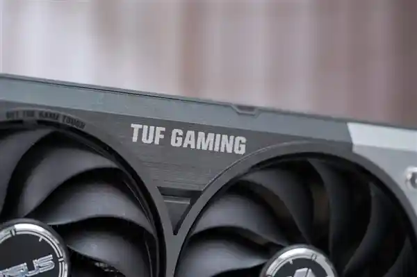 全新硬核登场：华硕RTX 5060 Ti TUF GAMING显卡炫酷图赏
