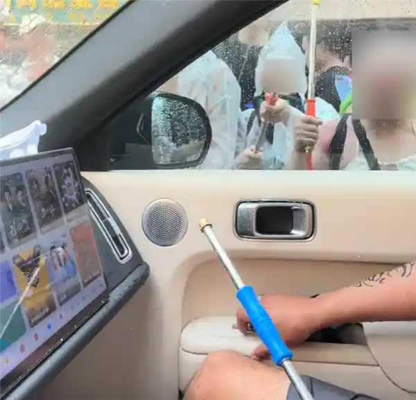 《云南泼水节奇遇：理想汽车被热情淋湿变身泡水车，车外声音霸气喊话：理想同学，打开车门！》