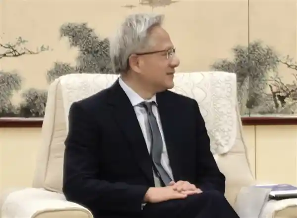 《西装革履亮相京城！黄仁勋见证NVIDIA与中国携手三十载全新篇章》