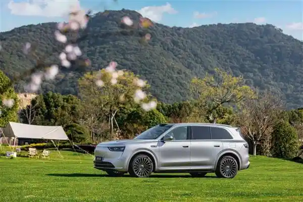 《家庭出行新标杆：全面解析问界M8如何定义全能SUV》