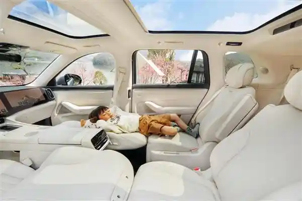 《家庭出行新标杆：全面解析问界M8如何定义全能SUV》