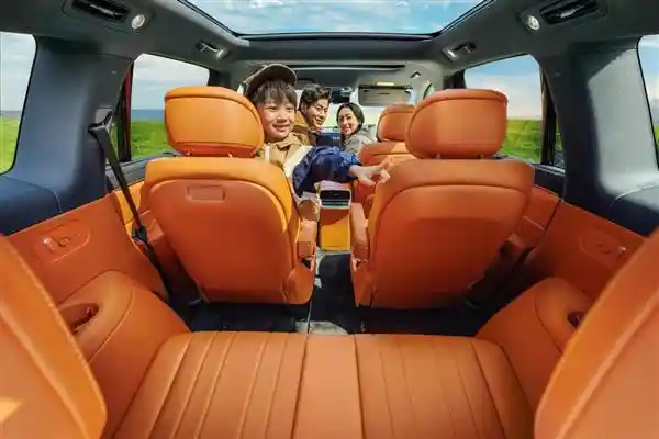 《家庭出行新标杆：全面解析问界M8如何定义全能SUV》