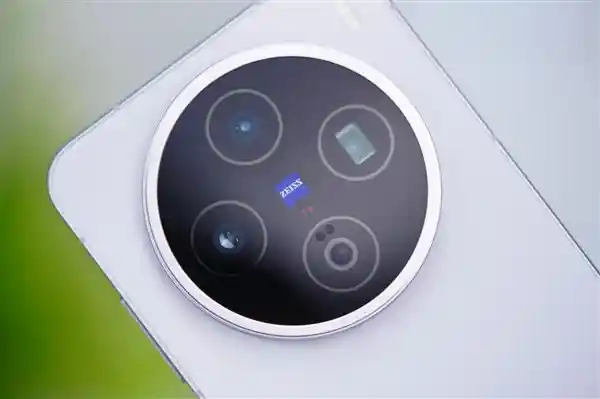 《屏霸出击！vivo X200s直屏旗舰震撼图赏》