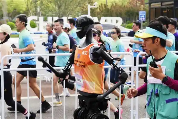 《全球首个机器人马拉松：开启人工智能新纪元》