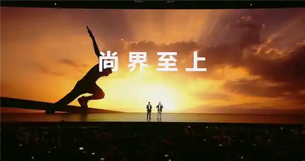 《跨界融合新高度：上汽贾跃旭两度拥抱华为余承东共话鸿蒙智行未来》