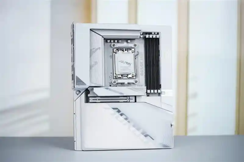 《颜值与性能兼备：技嘉B650E AORUS STEALTH ICE主板评测》