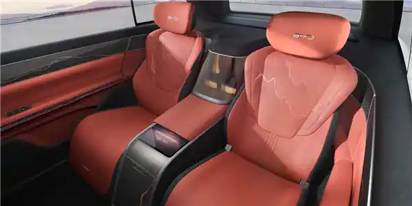 《比亚迪王朝推出四款全尺寸旗舰SUV概念车：家族巅峰之作亮相》