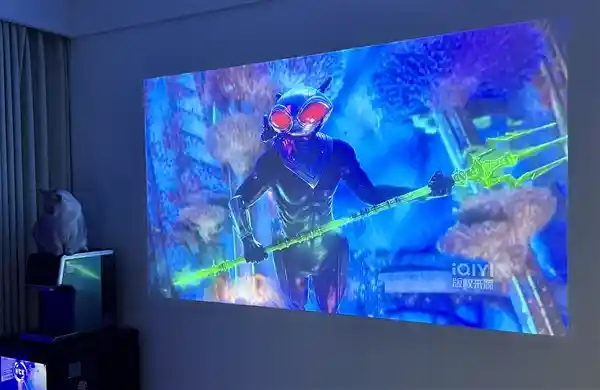 《2025卧室投影仪选购指南：这两款堪称闭眼入的天花板之作》