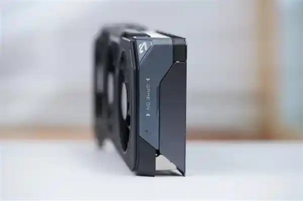 技嘉RTX 5060 Ti魔鹰显卡首发评测：巧妙滑块设计引领新潮流